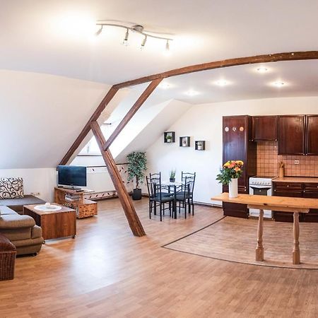 Podkrovni Apartman S Vyhledem Na Namesti Lomnice nad Lužnicí Bagian luar foto
