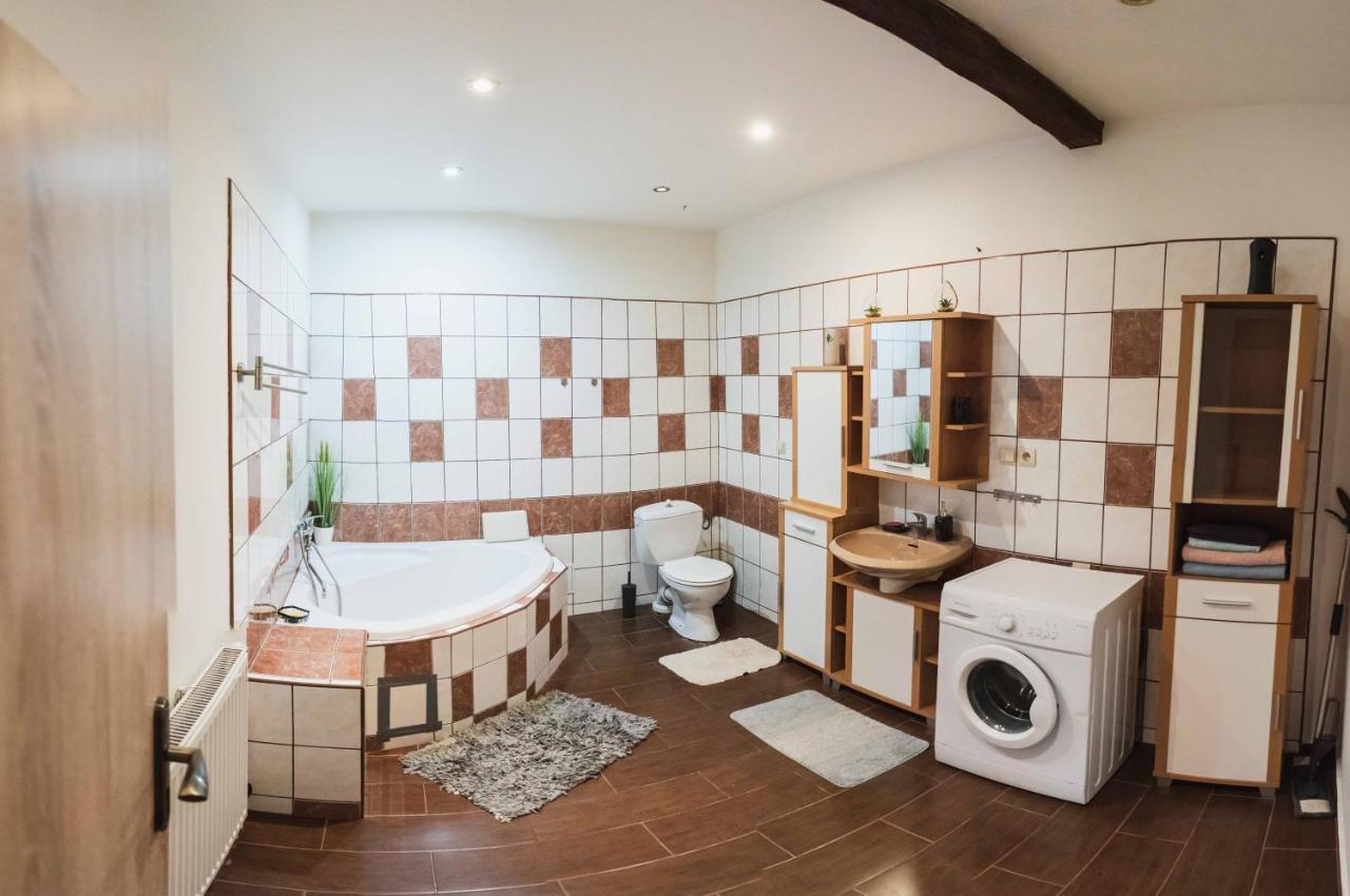 Podkrovni Apartman S Vyhledem Na Namesti Lomnice nad Lužnicí Bagian luar foto